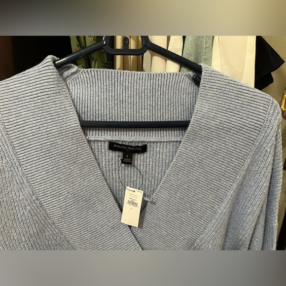 NWT Banana Republic ladies vneck cashmere sweater Color sky blue size Large - Picture 2 of 4